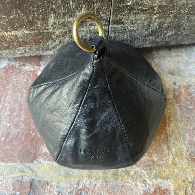 ONION dørstopper, sort læder, dansk design
