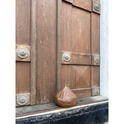 Onion doorstopper, brown