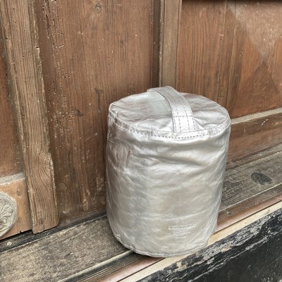 Cylinder dørstopper, sølv læder, dansk design