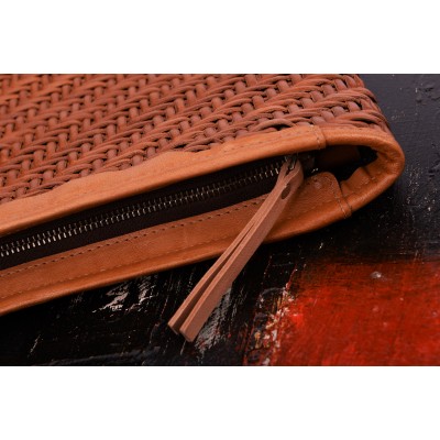 INDIA laptop cover, håndflettet cognac læder, dansk design