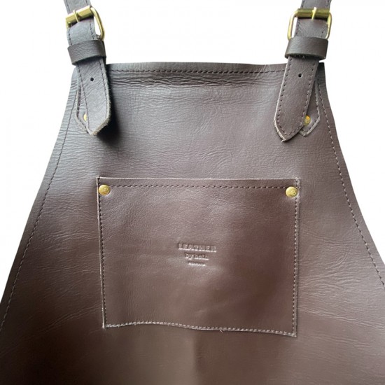 Apron in dark brown...