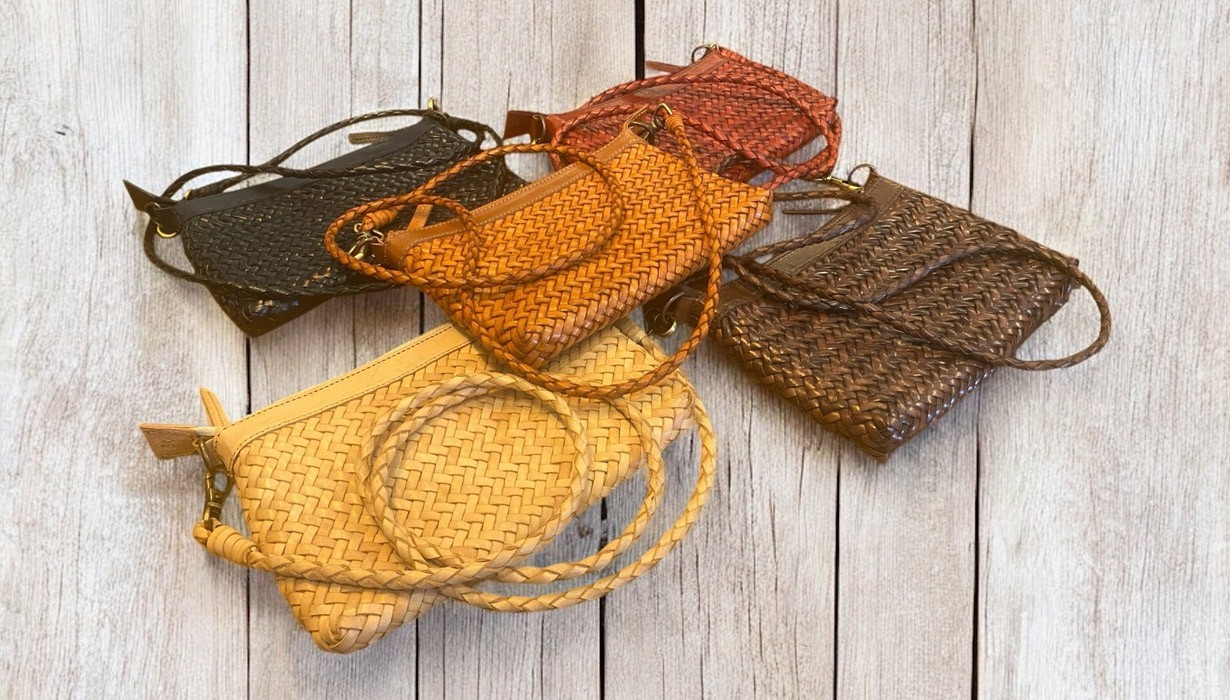 India serie med shopper, crossover & clutch er håndflettet læderdesign